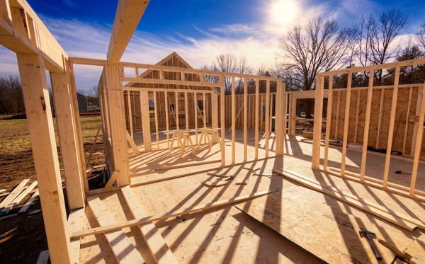 Timber frame construction: 114mm timber frame buildings with 50mm external half log cladding, Vermont plank or cabin board and either timber, fibre cement or gypsum board internal cladding. Ideal for residential and holiday homes.